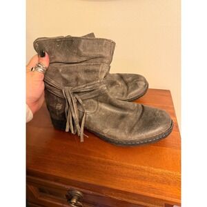 Born Grey pelt to Distressed Leather Ankle Boots Fringe Side Zip Women Size 9